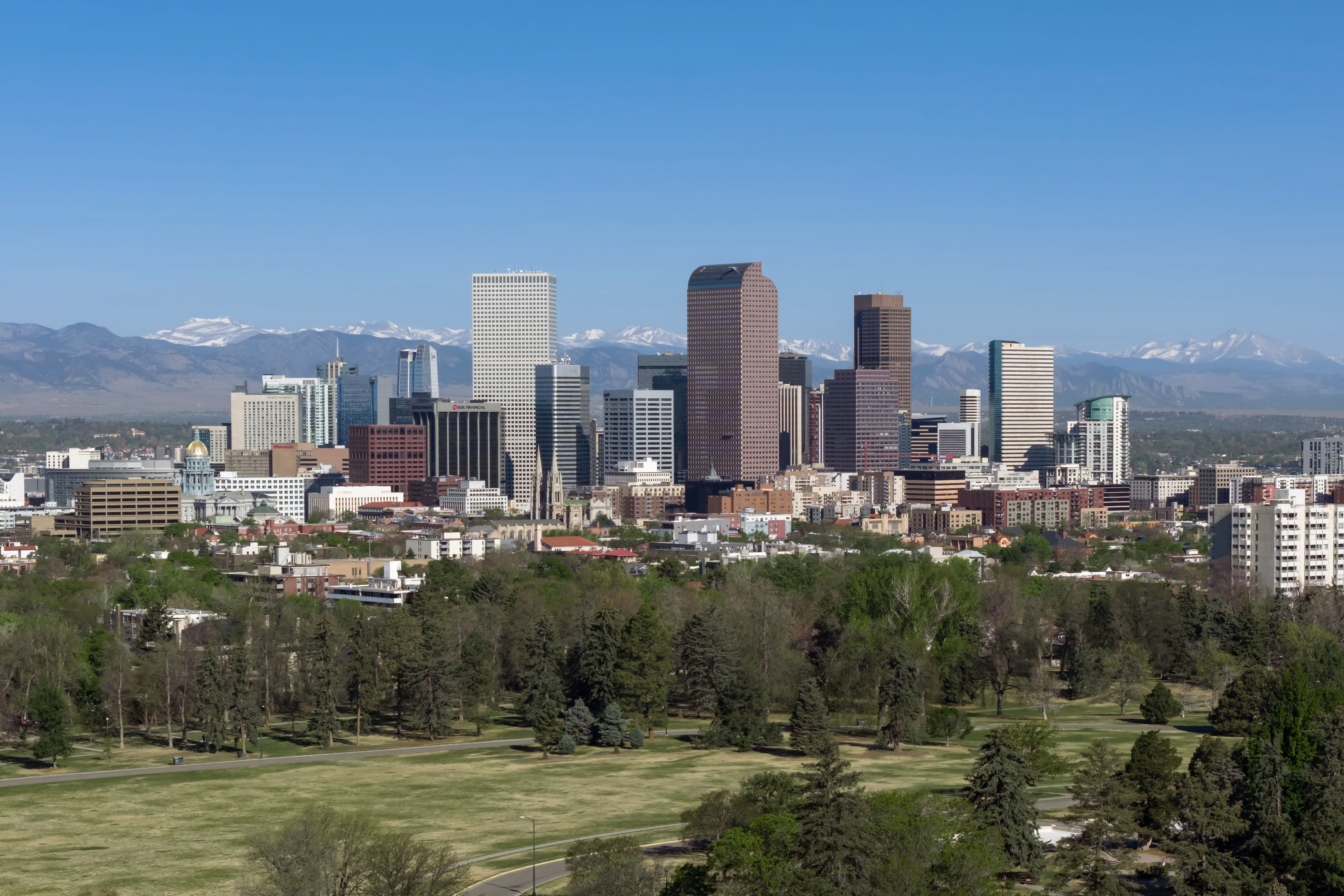 Innenstadt von Denver mit Bergen im Hintergrund.