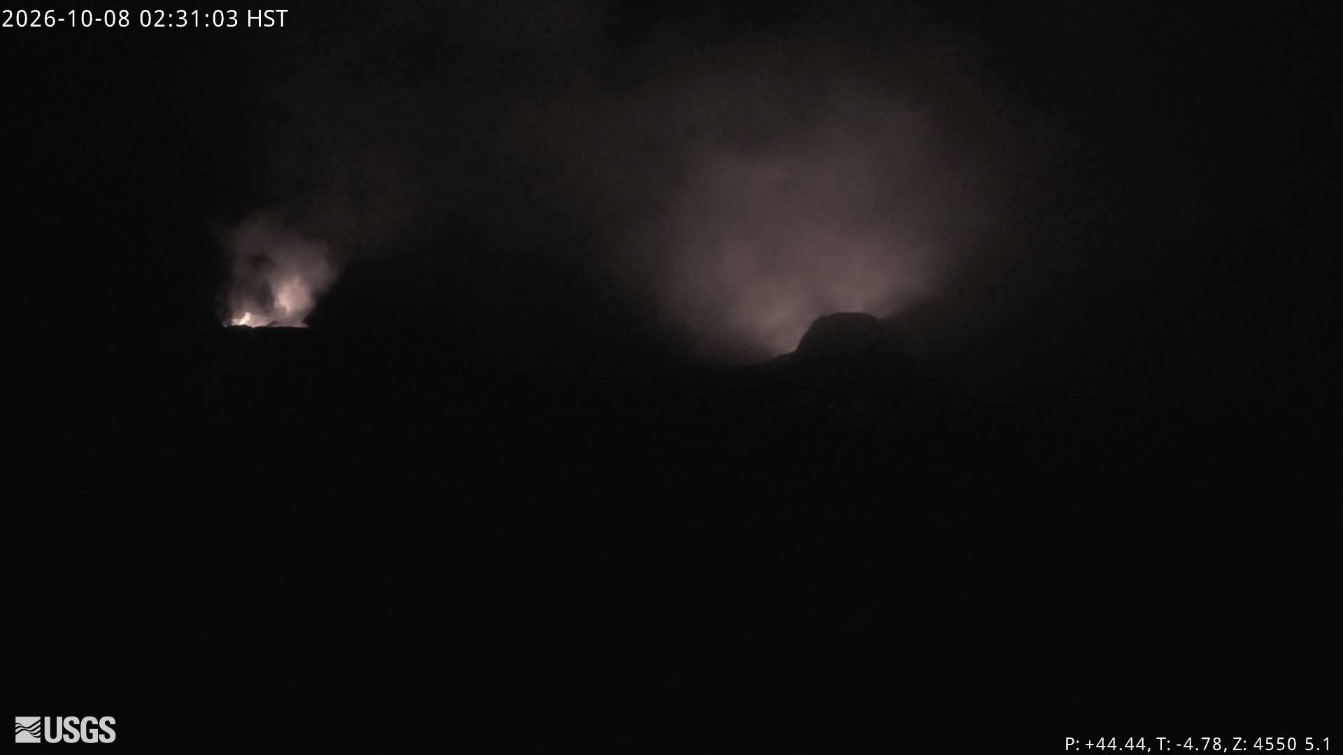 Lueur et panaches au-dessus des évents du Kīlauea sur une image nocturne de V3cam.