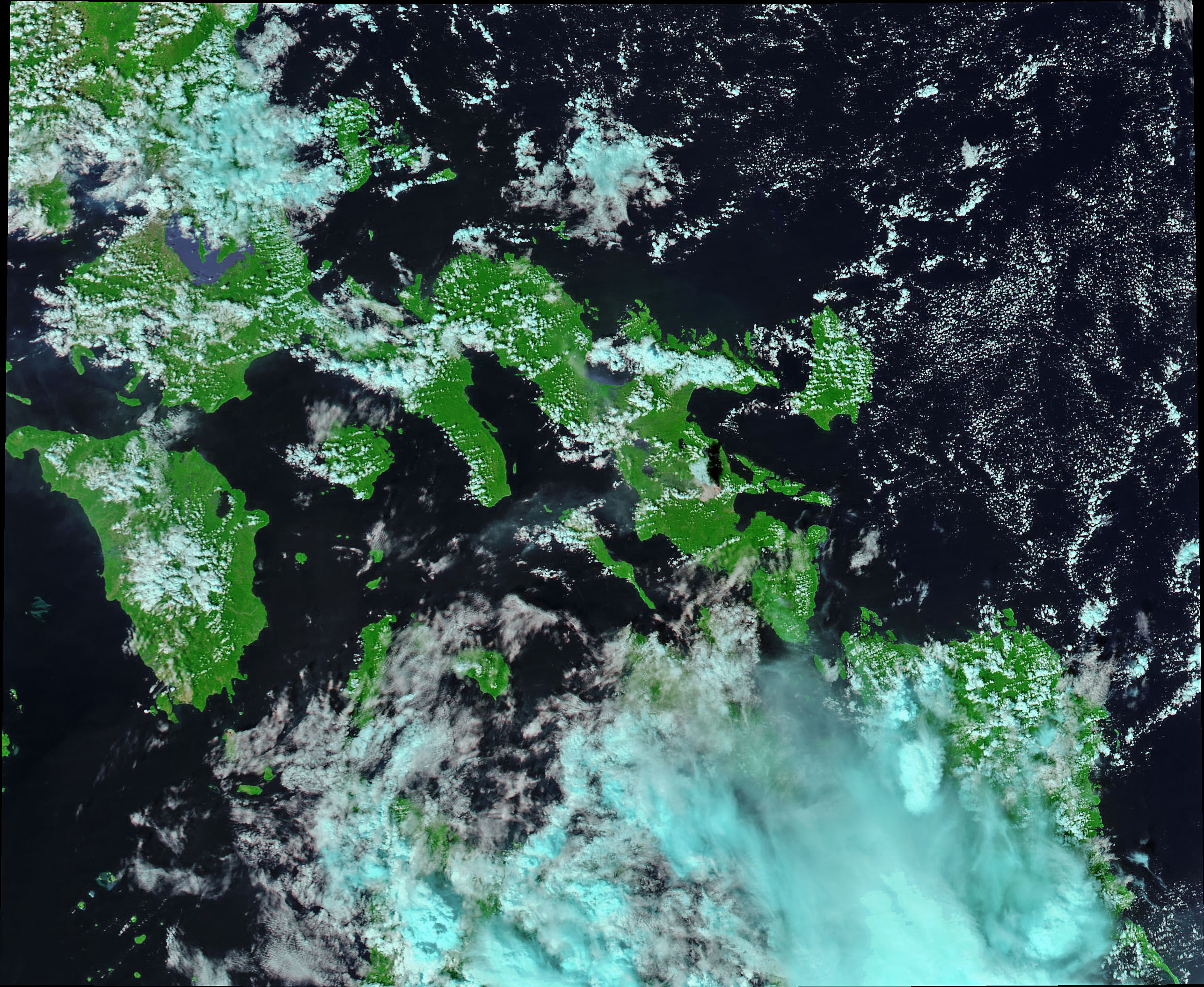 2018年1月22日MODIS/Aqua存档影像：马荣火山附近的岛屿、云和烟羽，颜色经过处理。
