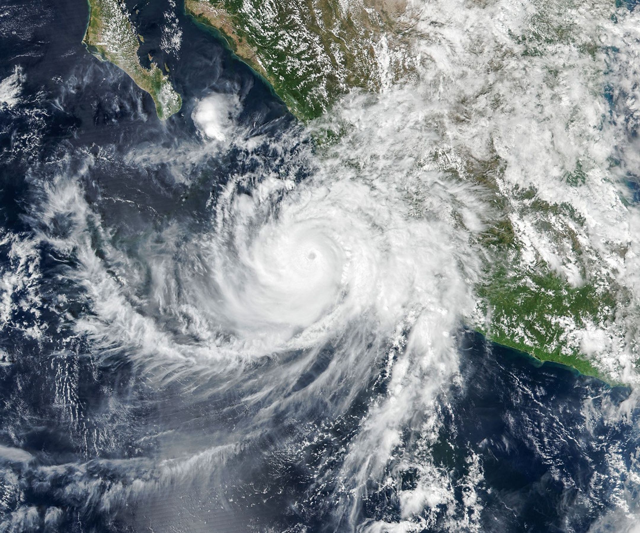 VIIRS-Bild von Simon mit dem Auge über dem Ozean und Wolkenbändern an Mexikos Küste.